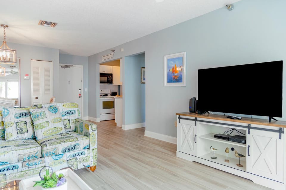 Beach View Balcony 1b 1b - King - Surf Song #239 Apartment in Madeira Beach