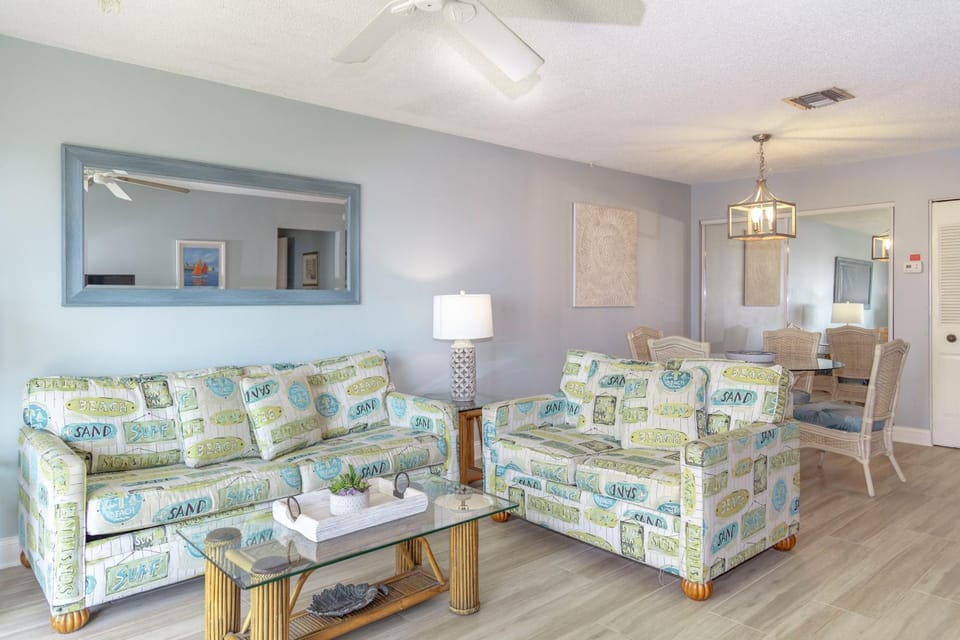 Beach View Balcony 1b 1b - King - Surf Song #239 Apartment in Madeira Beach