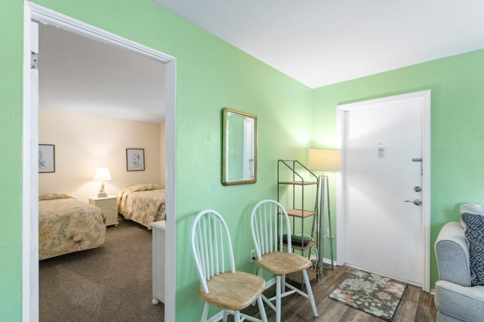 Best Value, 2nd Floor 2b 2b Near Pool - Surf Song #230 Apartment in Madeira Beach