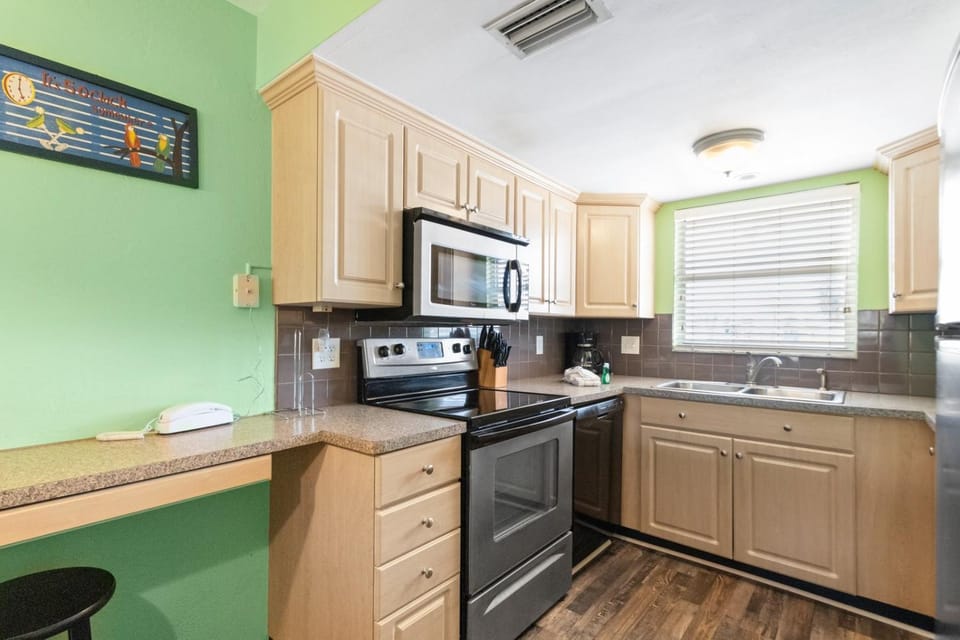 Best Value, 2nd Floor 2b 2b Near Pool - Surf Song #230 Apartment in Madeira Beach
