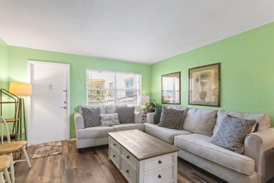 Best Value, 2nd Floor 2b 2b Near Pool - Surf Song #230 Apartment in Madeira Beach