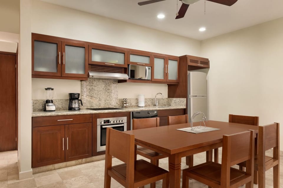 Coffee/tea facilities, Kitchen or kitchenette, Dining area, minibar