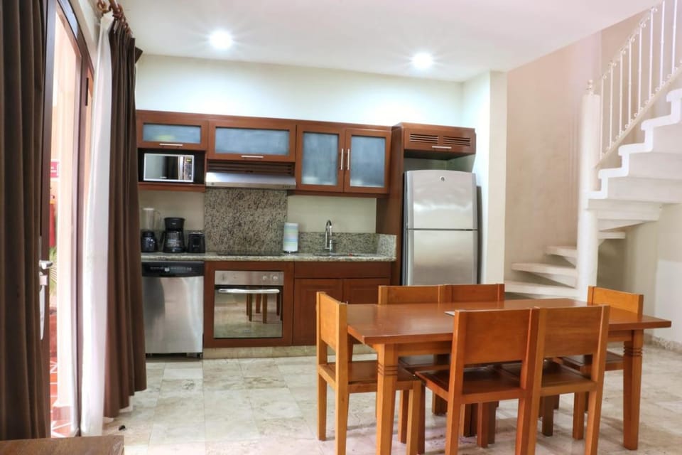 Kitchen or kitchenette, Dining area, minibar
