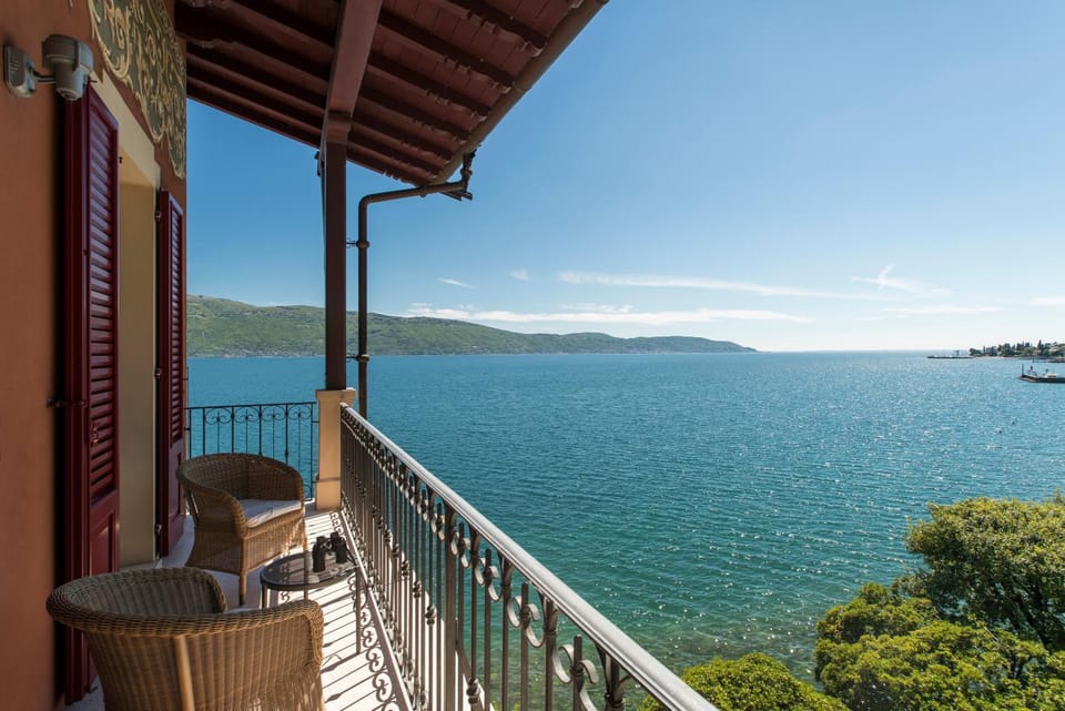 Balcony/Terrace, Lake view, Landmark view, Mountain view