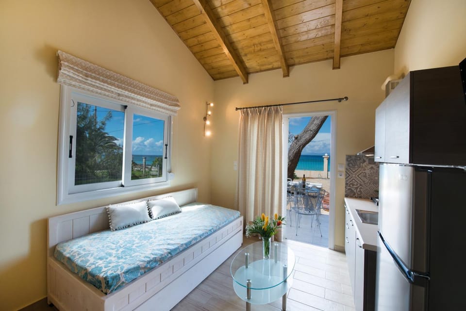 Bed, Kitchen or kitchenette, Living room, Seating area