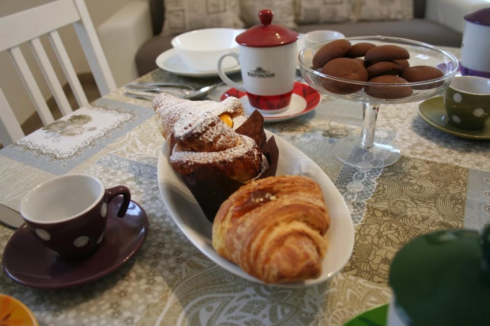 Living room, Food and drinks, Food, Breakfast, Continental breakfast, Italian breakfast