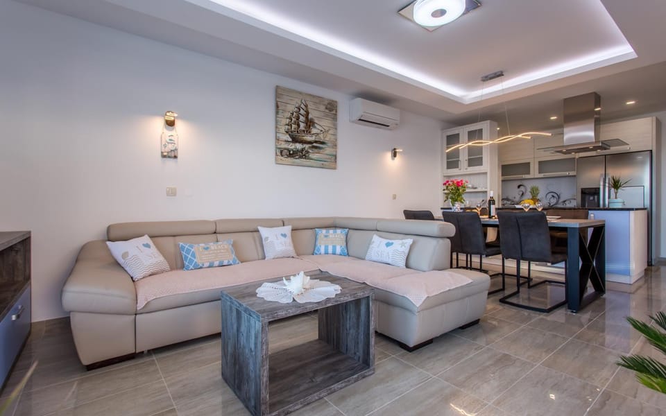 Coffee/tea facilities, Kitchen or kitchenette, Living room, Seating area, Dining area