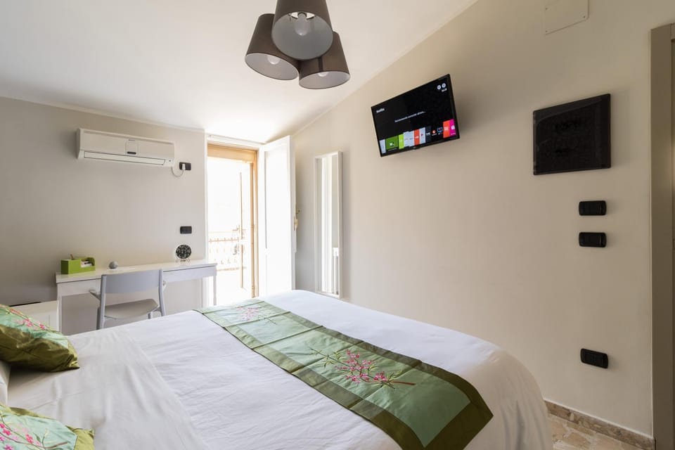 Shower, Toilet, Bed, Garden, Library, Bathroom, TV and multimedia, Coffee/tea facilities, Balcony/Terrace, Kitchen or kitchenette, Living room, Photo of the whole room, Dining area, Bedroom, Area and facilities