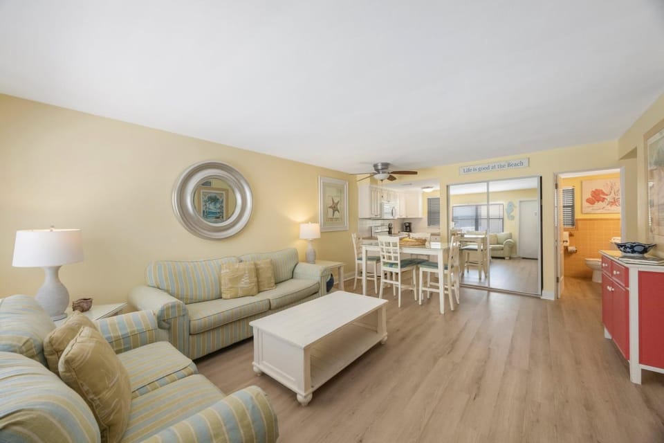 Poolside 2nd Floor 2b 2b - Surf Song #225 Apartment in Madeira Beach