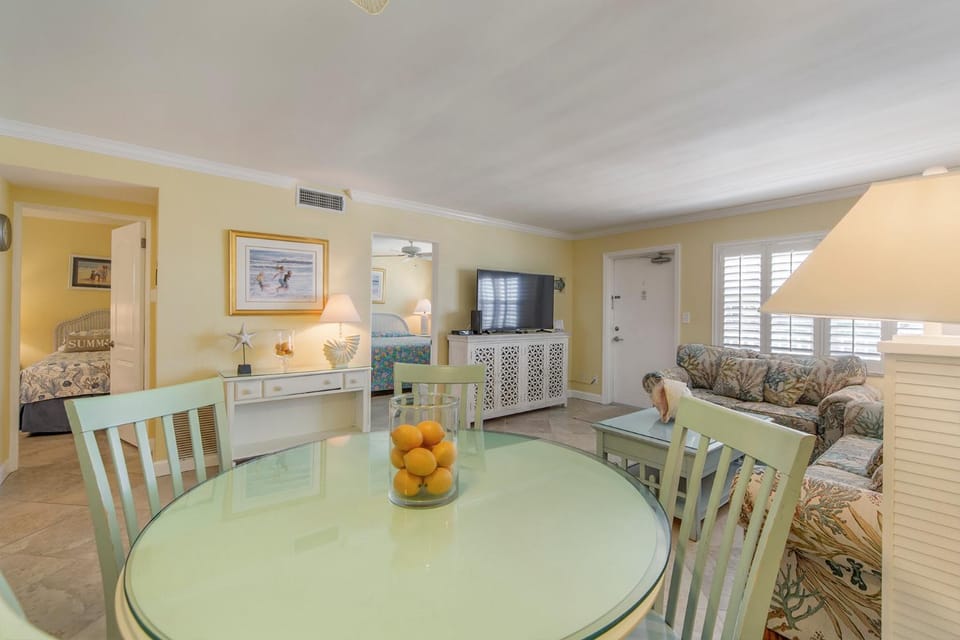 Poolside 2b 2b Unit - 2nd Floor - Surf Song #224 Apartment in Madeira Beach