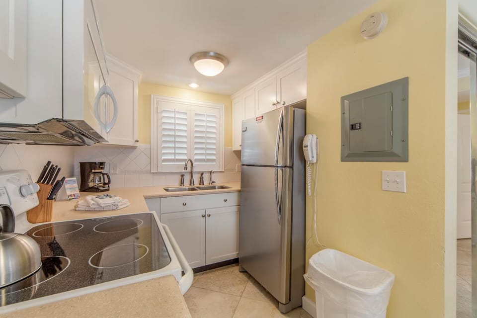 Poolside 2b 2b Unit - 2nd Floor - Surf Song #224 Apartment in Madeira Beach