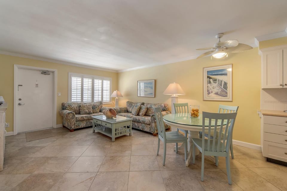 Poolside 2b 2b Unit - 2nd Floor - Surf Song #224 Apartment in Madeira Beach
