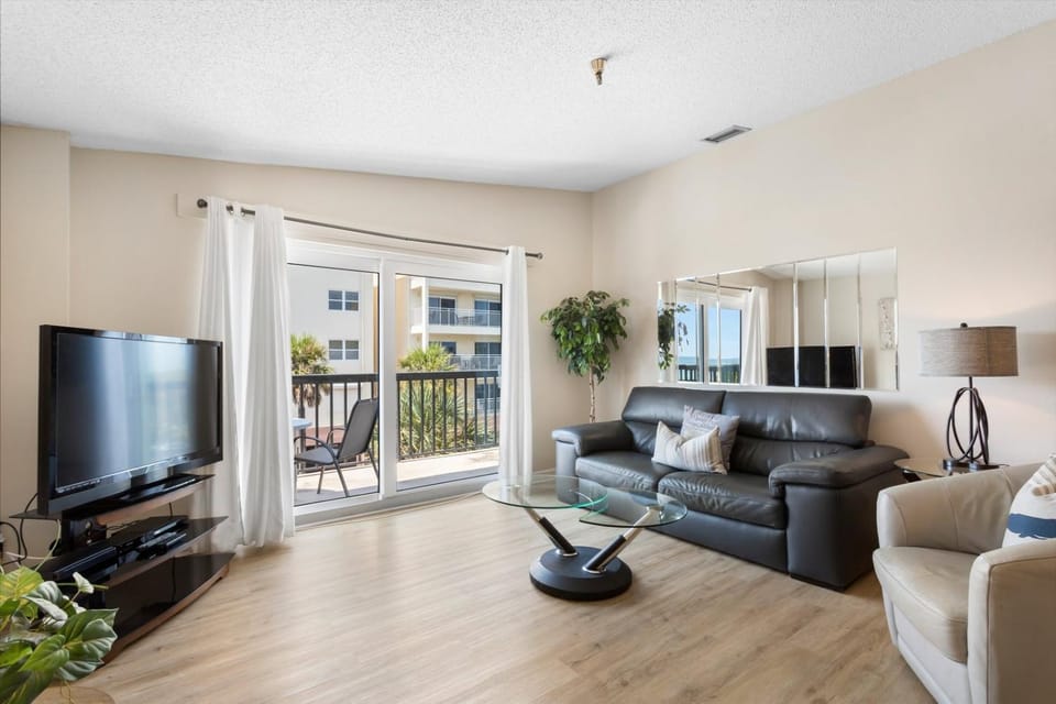 Beach View 1b 1b - Balcony - King - Surf Song #346 Apartment in Madeira Beach