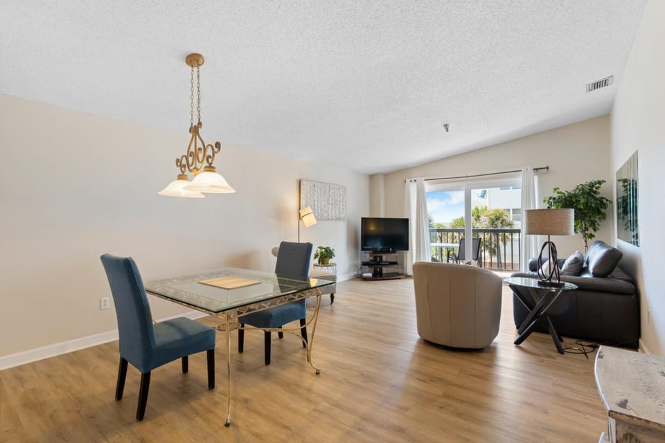 Beach View 1b 1b - Balcony - King - Surf Song #346 Apartment in Madeira Beach