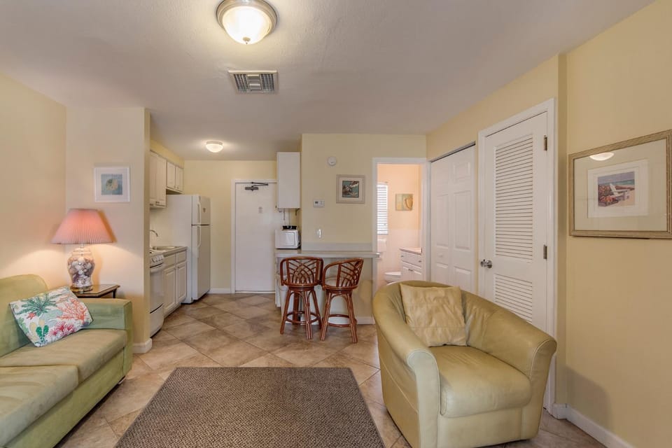 1br 1b - 3rd Floor - King - Surf Song #335 Apartment in Madeira Beach