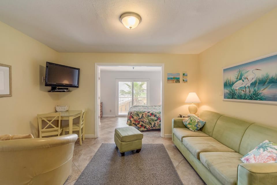 1br 1b - 3rd Floor - King - Surf Song #335 Apartment in Madeira Beach