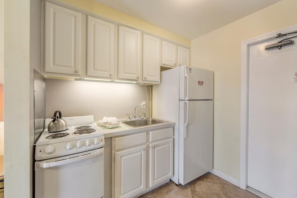 1br 1b - 3rd Floor - King - Surf Song #335 Apartment in Madeira Beach