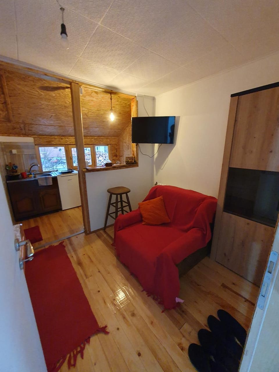 TV and multimedia, Kitchen or kitchenette, Living room, Seating area, stove