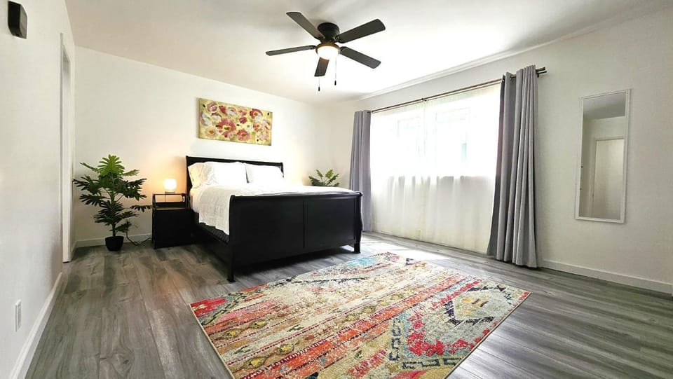 Photo of the whole room, Bedroom