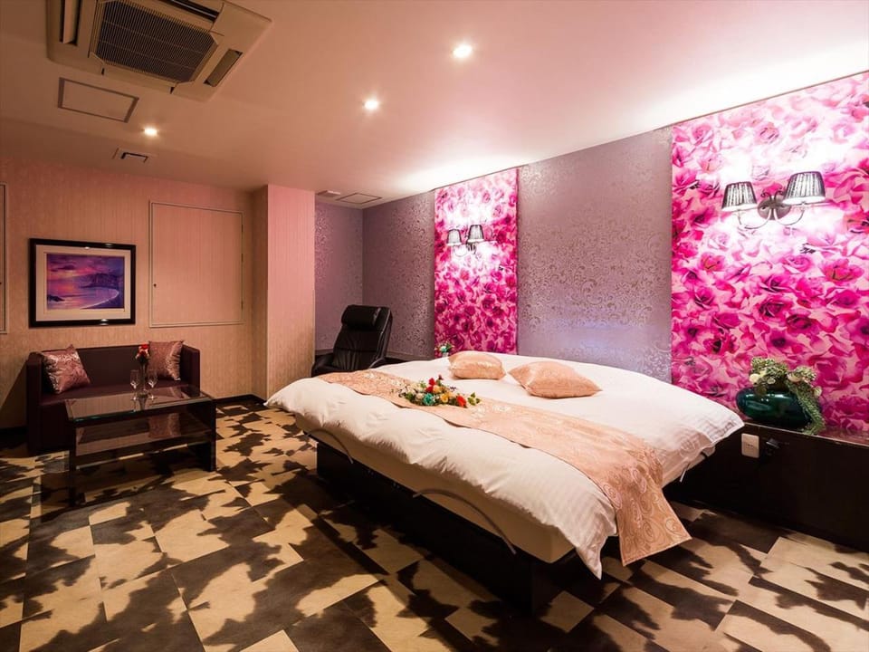 Bed, Karaoke, TV and multimedia, Living room, Photo of the whole room, Bedroom