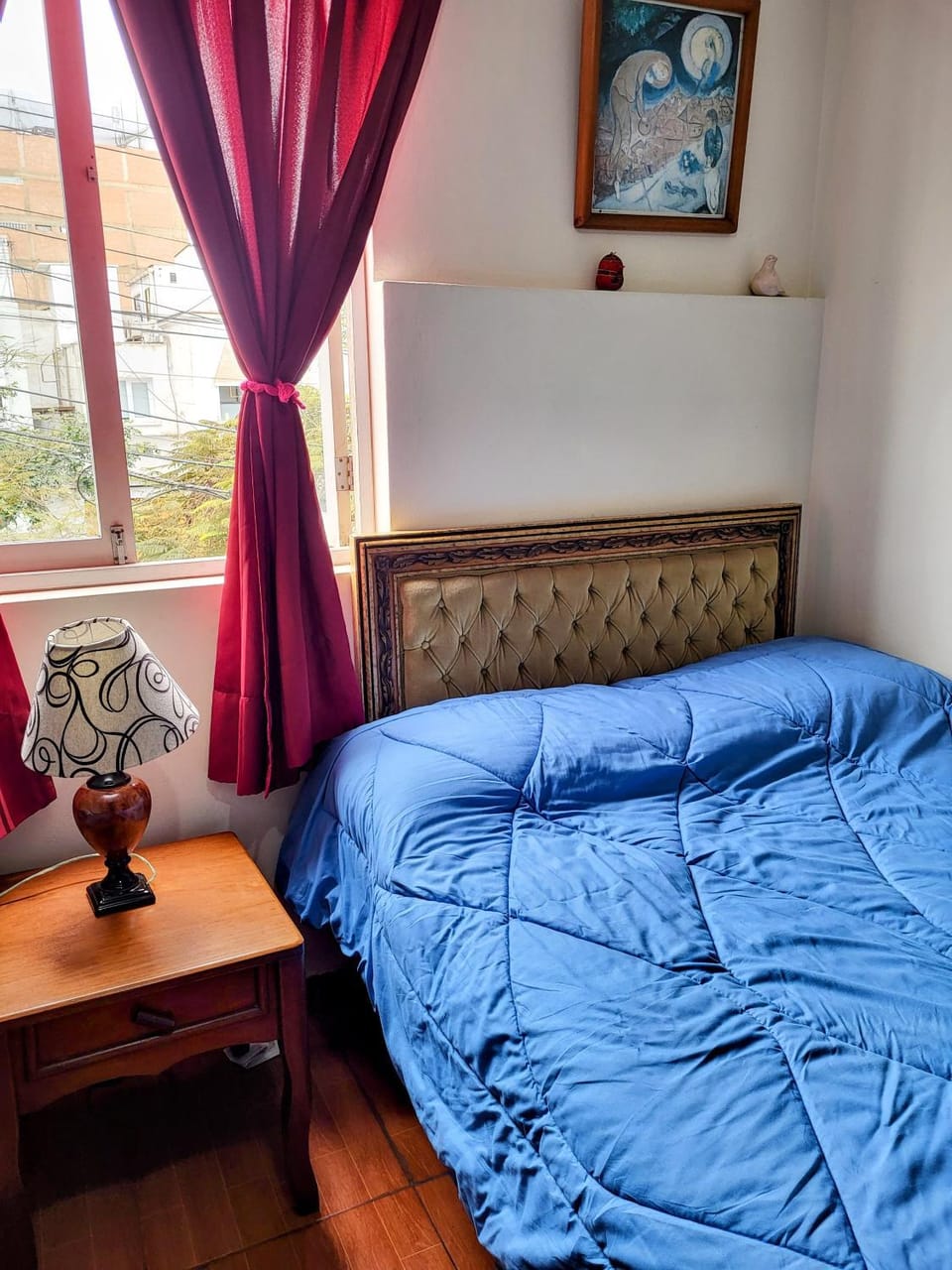 Habitación con dos camas, baño privado, terraza y cocina compartida en Miraflores Bed and Breakfast in San Isidro