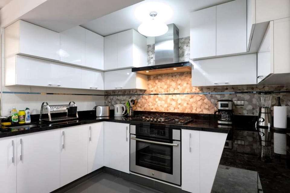 Coffee/tea facilities, Kitchen or kitchenette, oven, stove