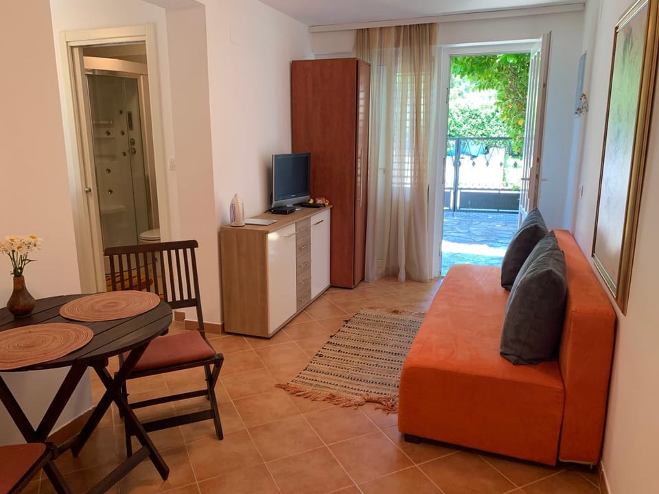 TV and multimedia, Seating area, Dining area