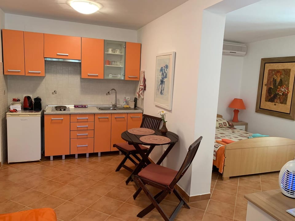 Kitchen or kitchenette, Seating area, Dining area