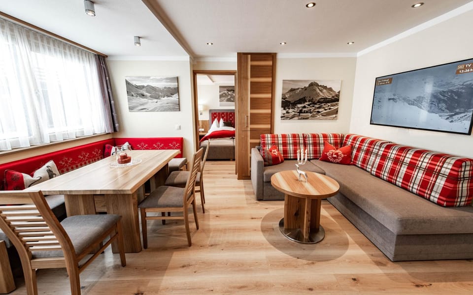 TV and multimedia, Living room, Photo of the whole room, Seating area, Dining area, Bedroom