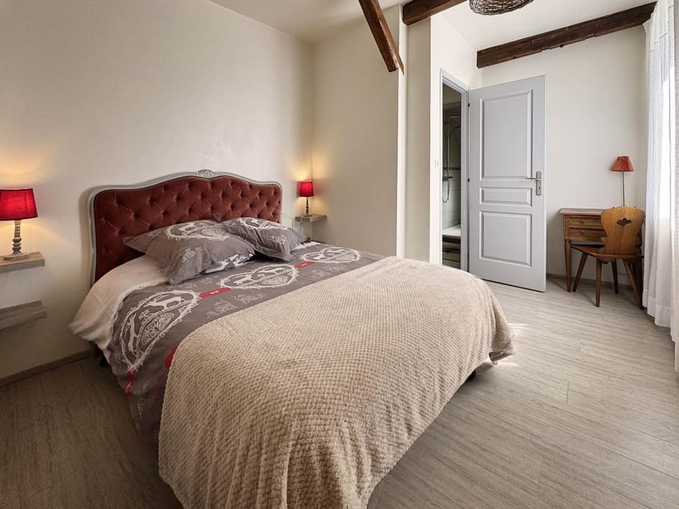 Photo of the whole room, Bedroom