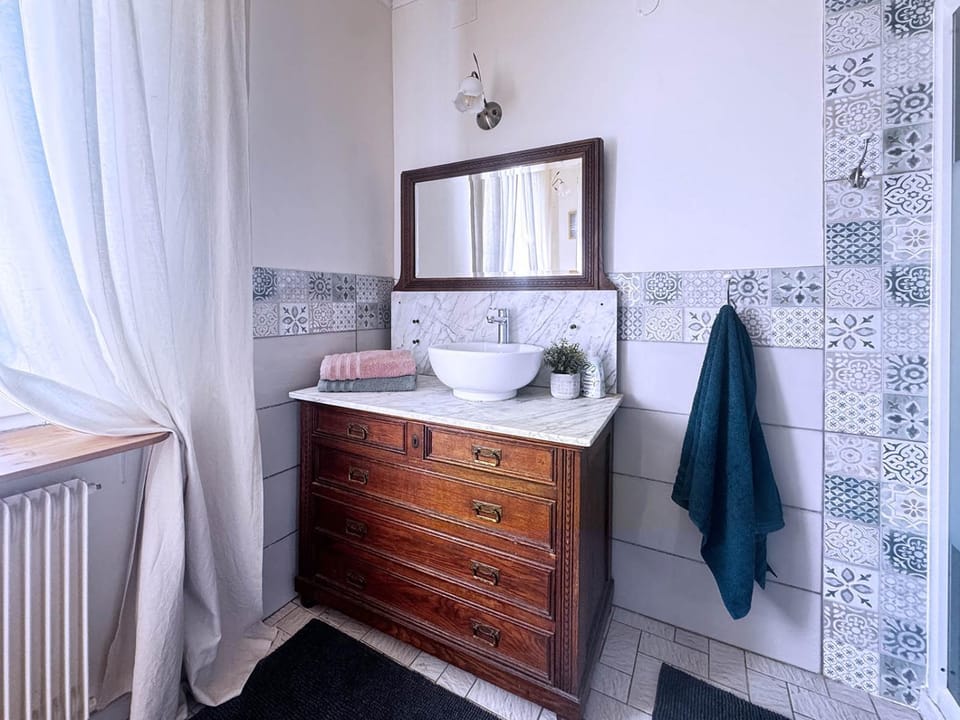 Bathroom, towels