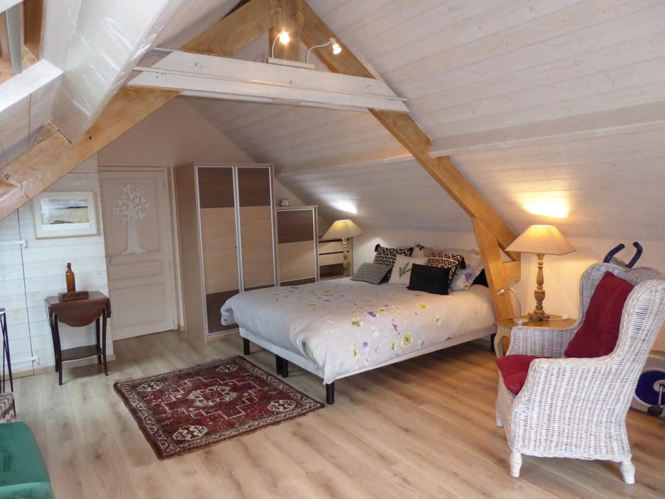 Bed, Photo of the whole room