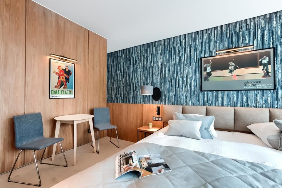 Bed, TV and multimedia, Living room, Photo of the whole room, Decorative detail, Seating area, Bedroom, hair dresser