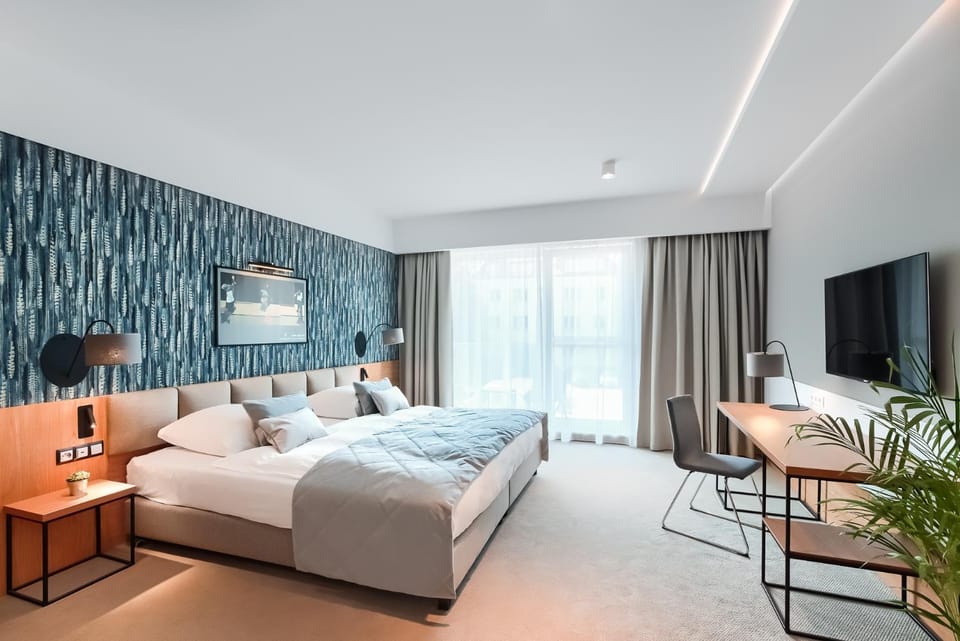 Communal lounge/ TV room, Bed, TV and multimedia, Living room, Photo of the whole room, Seating area, Evening entertainment, Bedroom