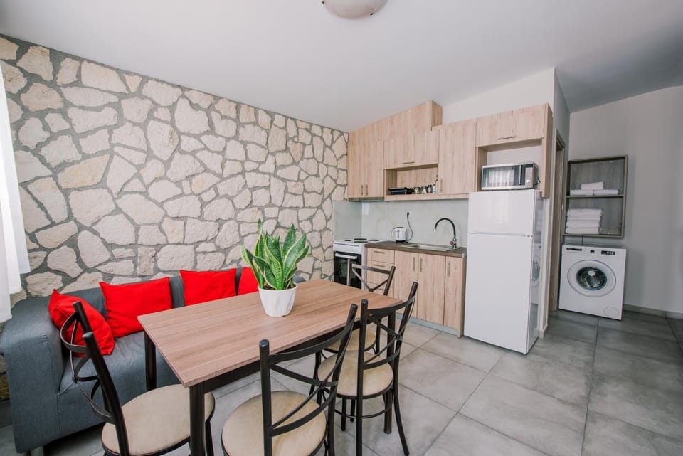 Kitchen or kitchenette, Living room, Seating area, Dining area, minibar, pet friendly, stove, washing machine