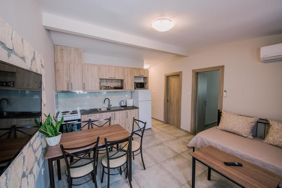 Kitchen or kitchenette, Living room, Seating area, Dining area, minibar, pet friendly, stove, air conditioner
