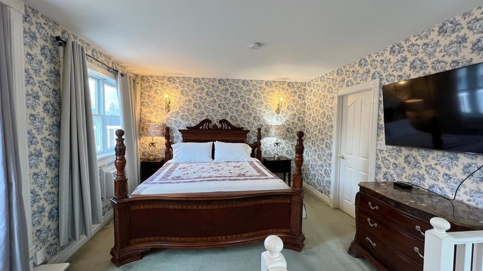 Bedham Hall B&B Bed and Breakfast in Niagara Falls