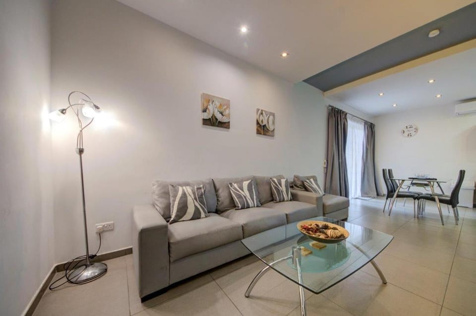 Sliema 2BR Apartment Fully AC & 10 Min Walk to Balluta Apartment in Sliema
