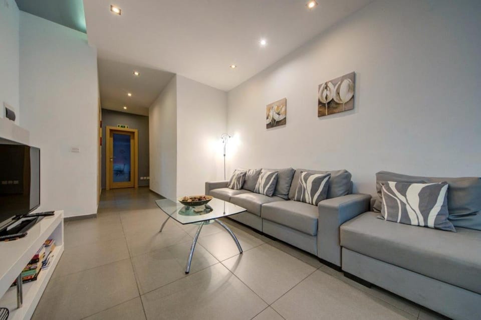 Sliema 2BR Apartment Fully AC & 10 Min Walk to Balluta Apartment in Sliema