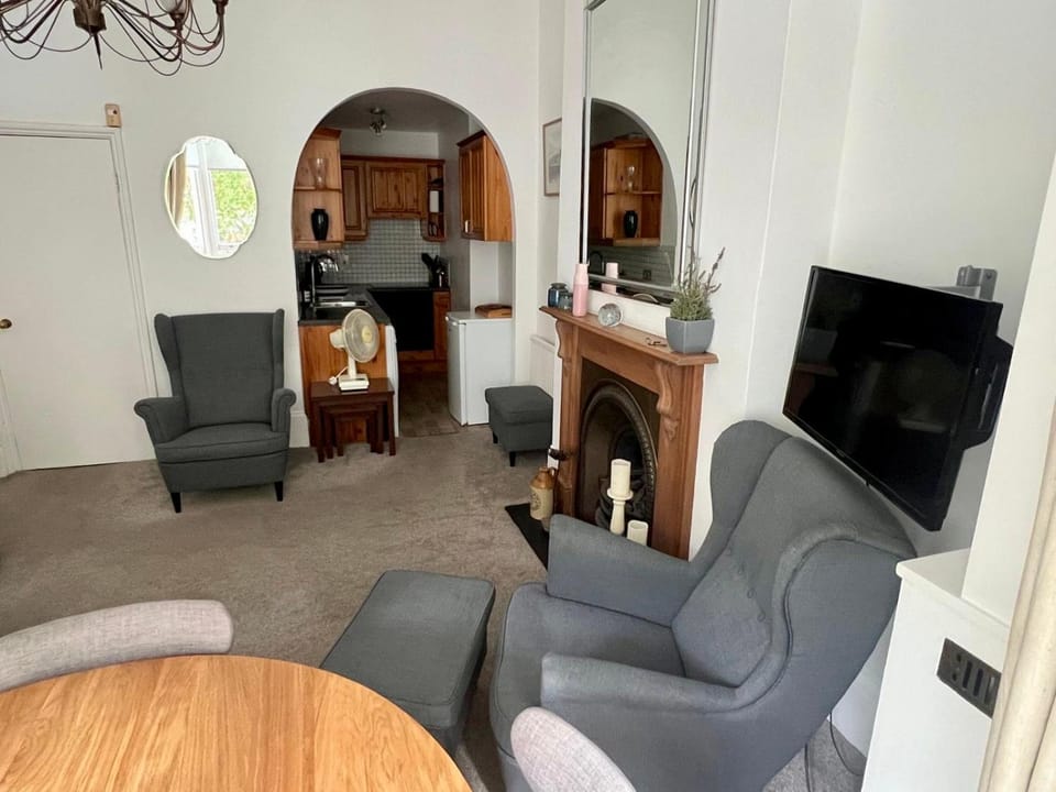 Quiet Two-Bed near Shepherds Bush & Olympia Apartment in City of Westminster