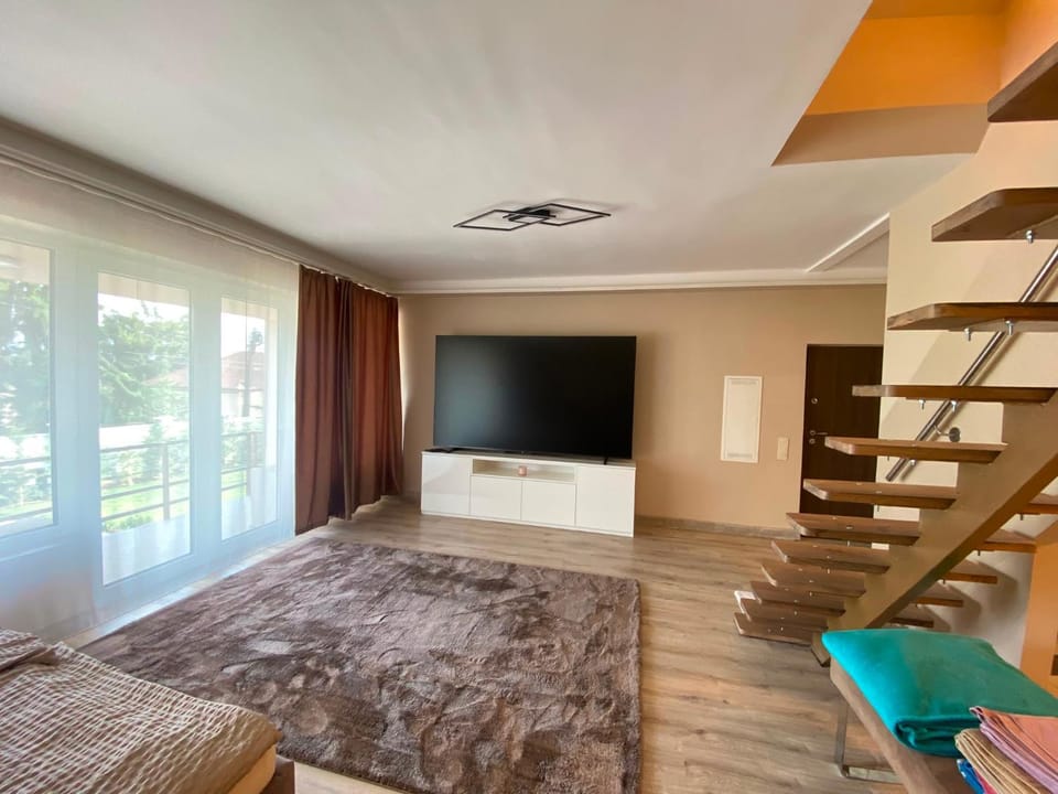 TV and multimedia, Living room, Photo of the whole room, Bedroom