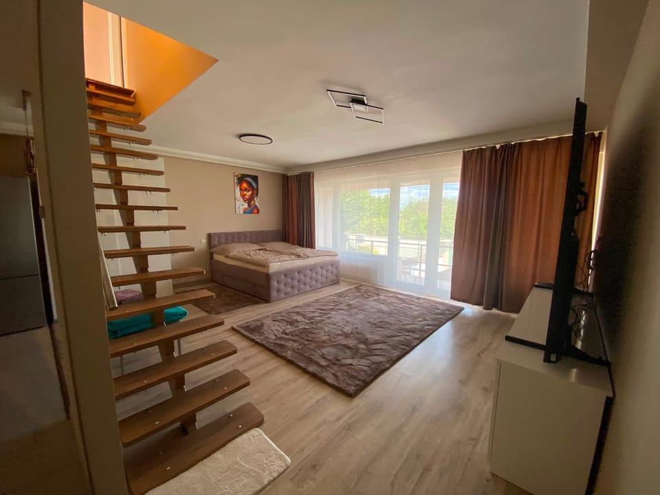 Communal lounge/ TV room, Bed, TV and multimedia, Living room, Bedroom