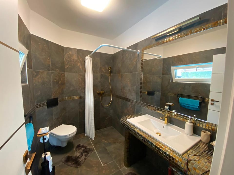 Shower, Toilet, Bathroom, towels