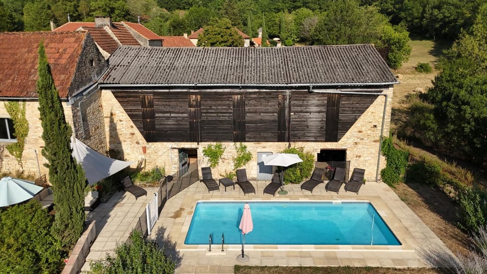 Property building, Day, Pool view, Swimming pool, sunbed