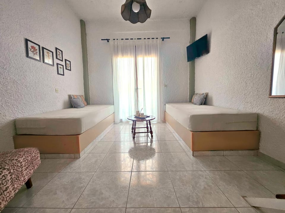 Bed, TV and multimedia, Balcony/Terrace, Living room, Seating area