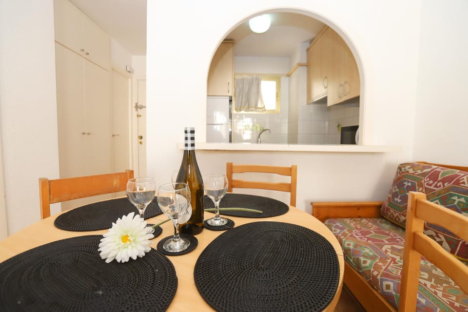 Coffee/tea facilities, Kitchen or kitchenette, Dining area
