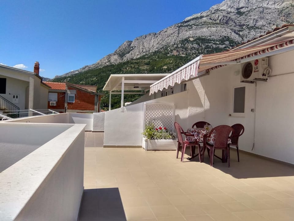 Captain's House Apartment in Baška Voda