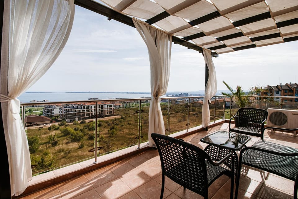 Natural landscape, View (from property/room), Balcony/Terrace, Seating area, Sea view