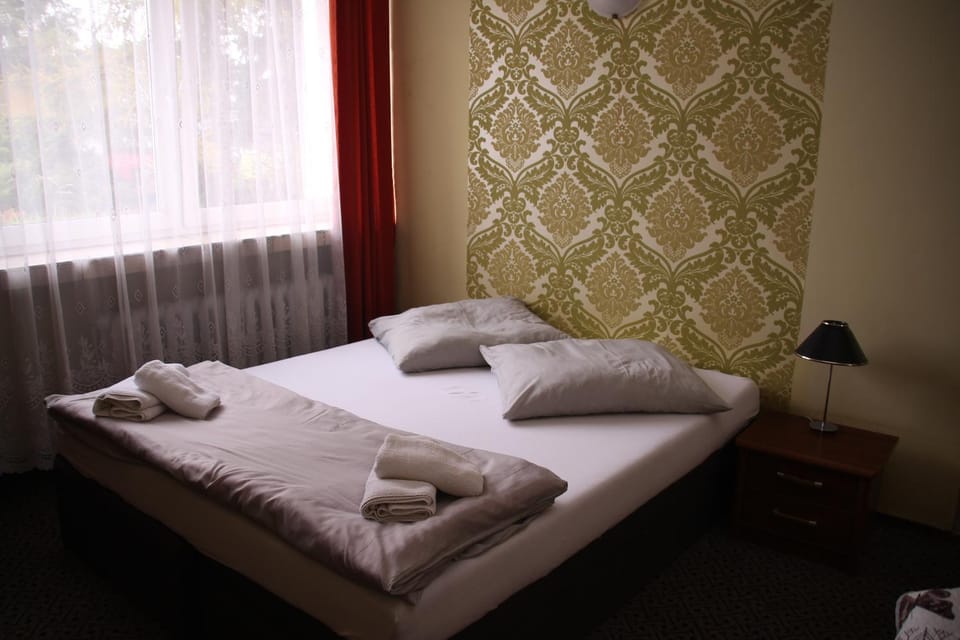 Bed, Day, Photo of the whole room, Decorative detail, Seating area, Bedroom, On site, Garden view