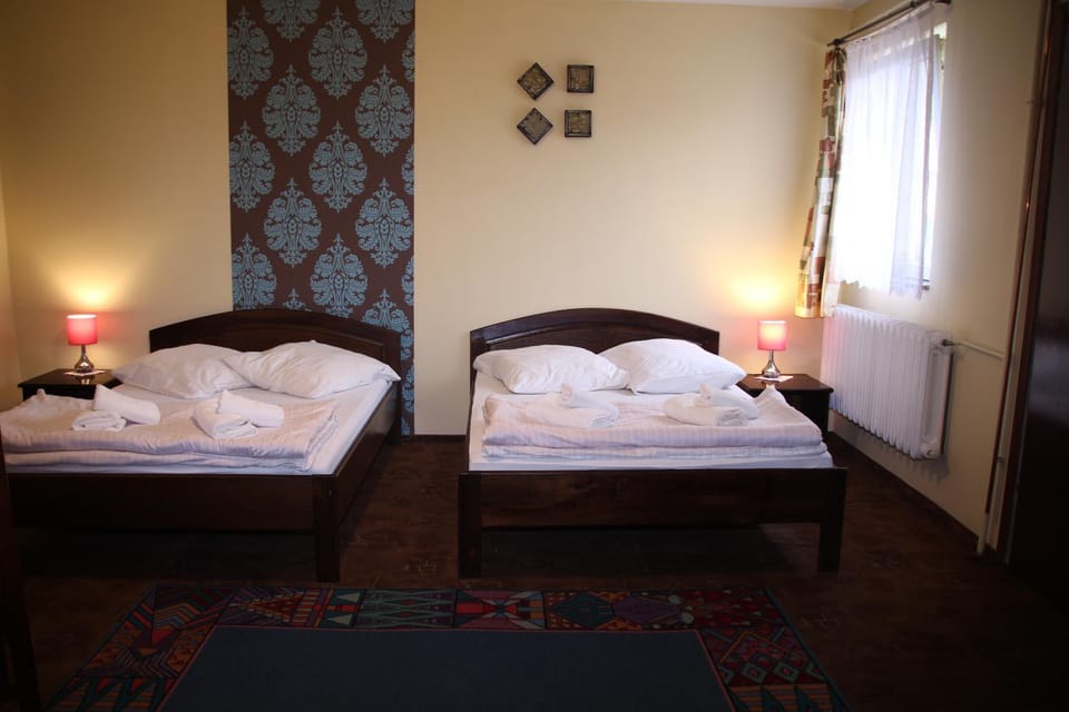 Bed, Day, View (from property/room), Photo of the whole room, Decorative detail, Seating area, Bedroom, On site